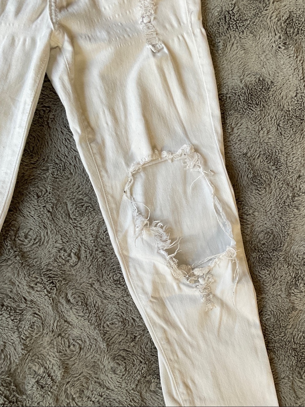 Women’s White Distressed Skinny Jeans - Picture 3 of 5